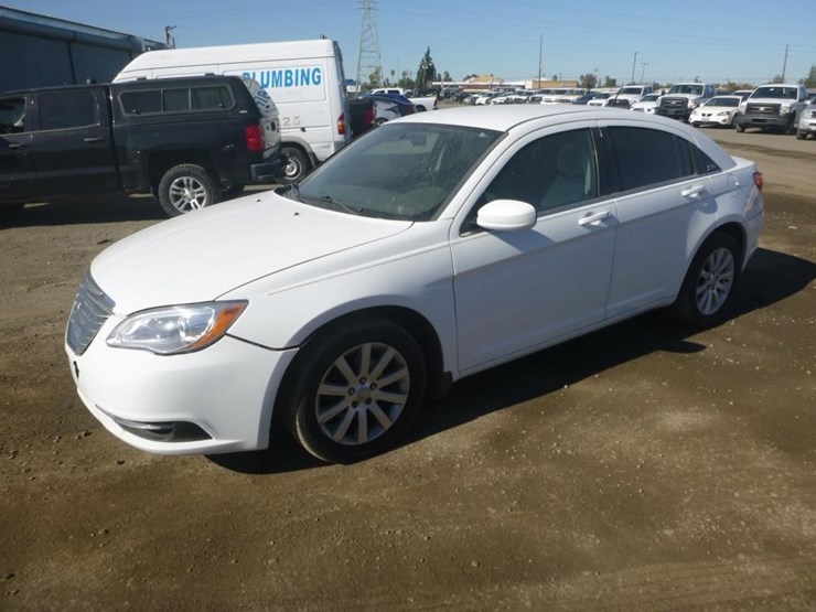 2013-chrysler-200-sedan-image-1