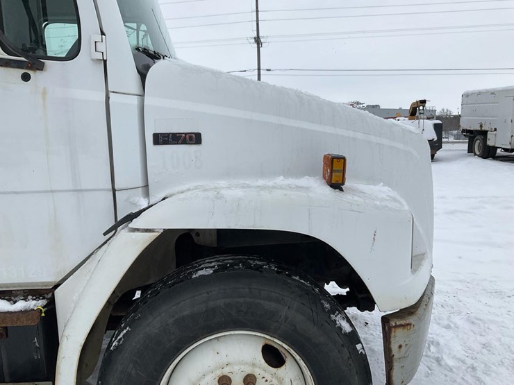 2000-freightliner-fl70-image-65