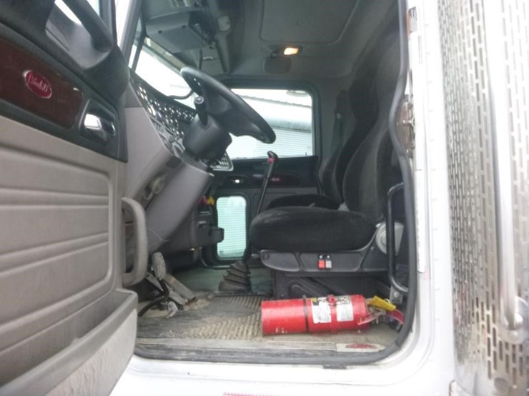 2014-peterbilt-367-image-13