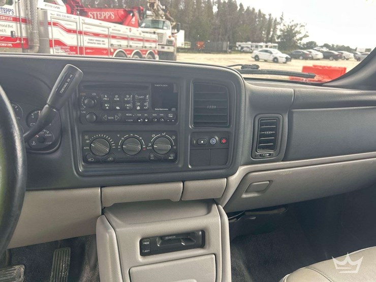 2001-chevrolet-suburban-suv-image-15