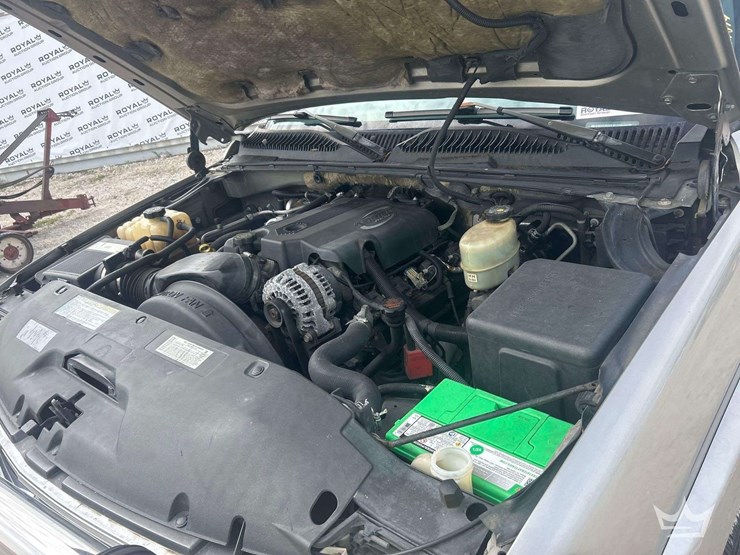 2001-chevrolet-suburban-suv-image-7