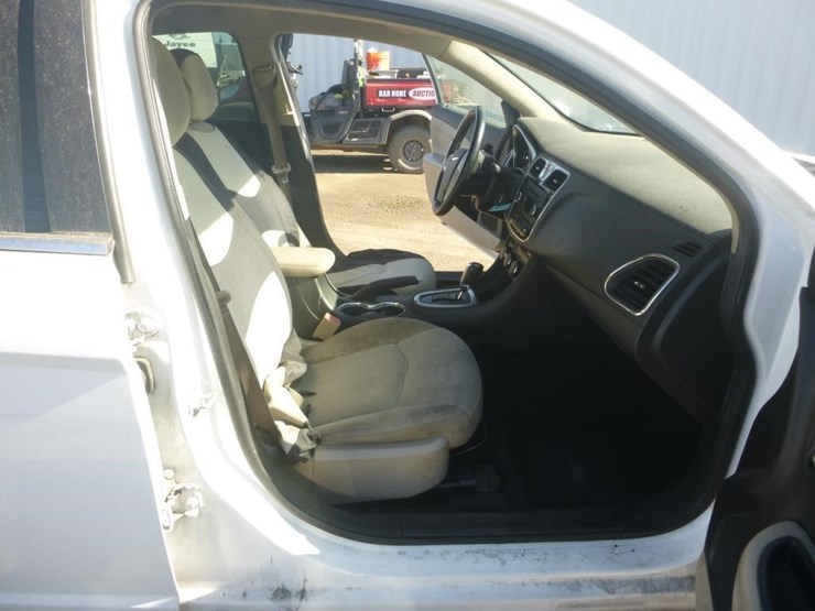 2013-chrysler-200-sedan-image-8