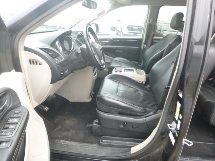 chrysler-town-&-country-image-7