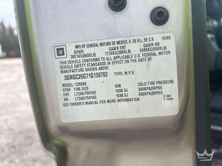 2001-chevrolet-suburban-suv-image-5