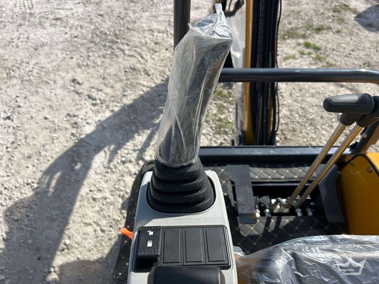 2025-cfg-industrial-qk18r-mini-excavator-image-9