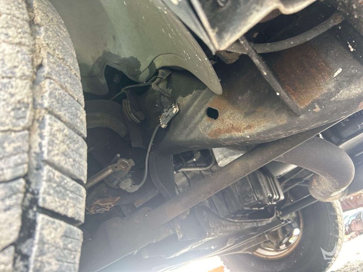 2001-chevrolet-suburban-suv-image-19