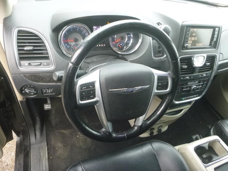 chrysler-town-&-country-image-10