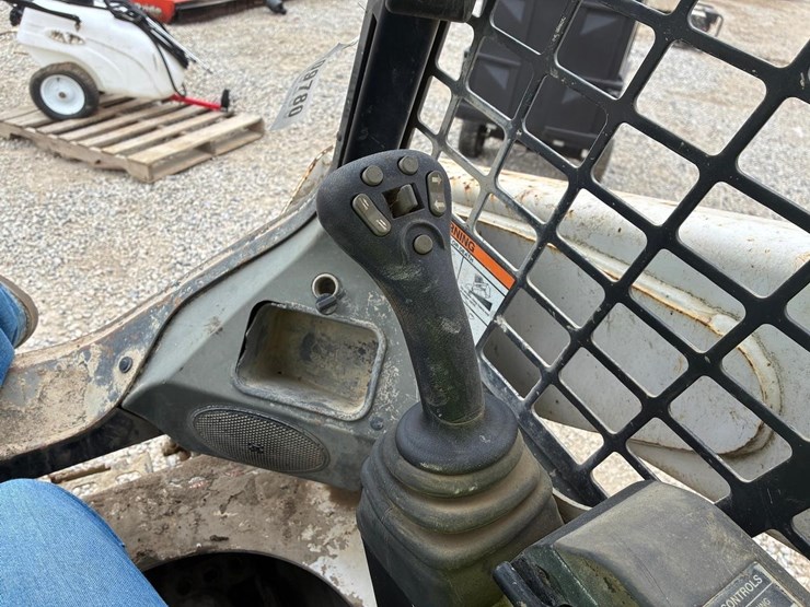 2016-bobcat-t740-image-20