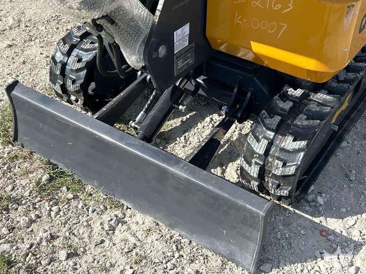 2025-cfg-industrial-qk18r-mini-excavator-image-15