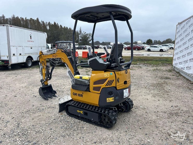 2025-cfg-industrial-qk18r-mini-excavator-image-4