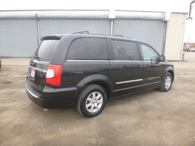 chrysler-town-&-country-image-3