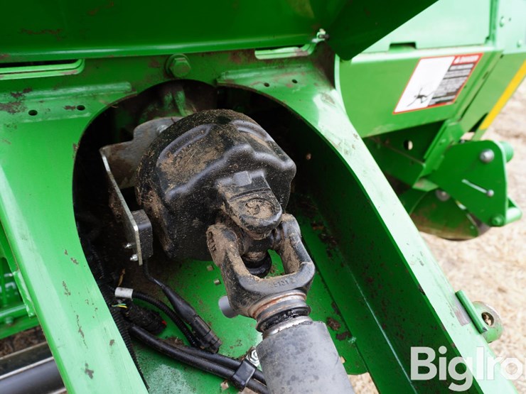 2024-john-deere-561m-image-15