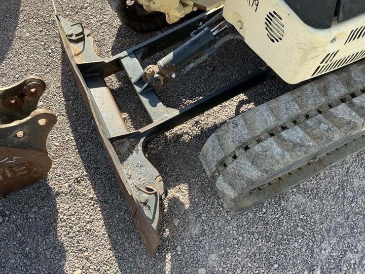 new-holland-e18sr-image-9