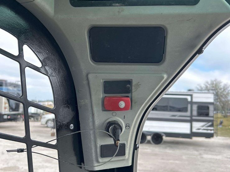 compact-track-loader-skid-steer-image-16