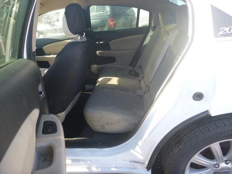 2013-chrysler-200-sedan-image-6