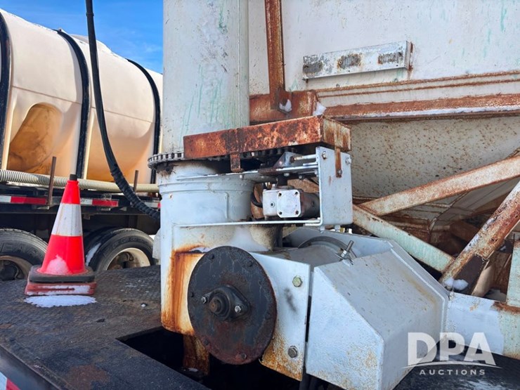 2007-neville-trailer-image-40