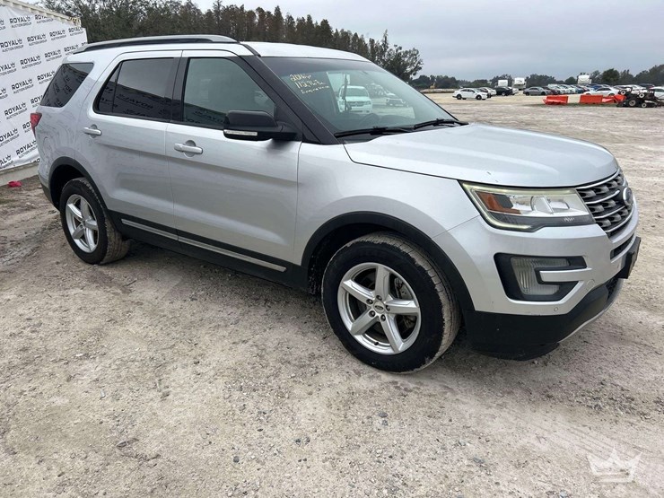2016-ford-explorer-4wd-xlt-suv-image-2