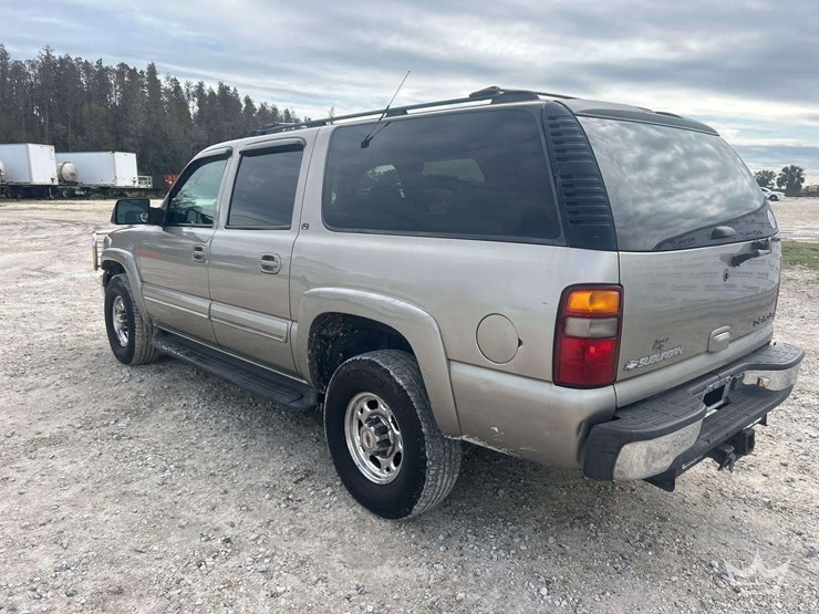 2001-chevrolet-suburban-suv-image-4