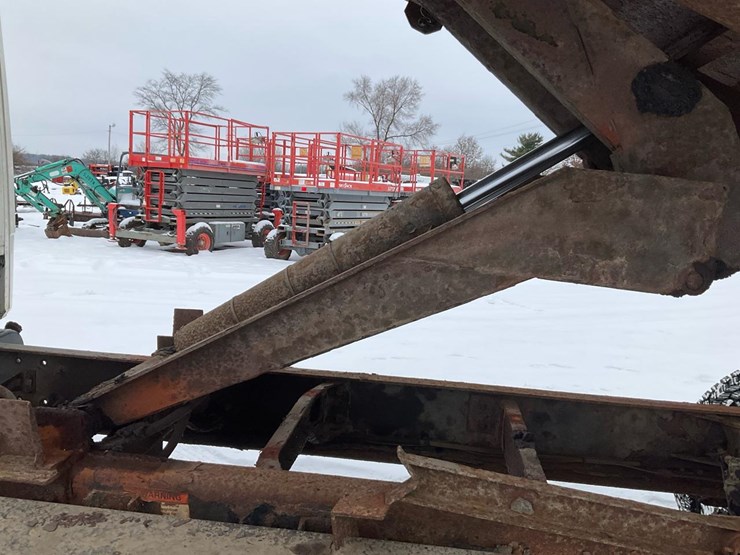 2000-freightliner-fl70-image-52