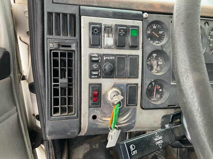 2000-freightliner-fl70-image-92