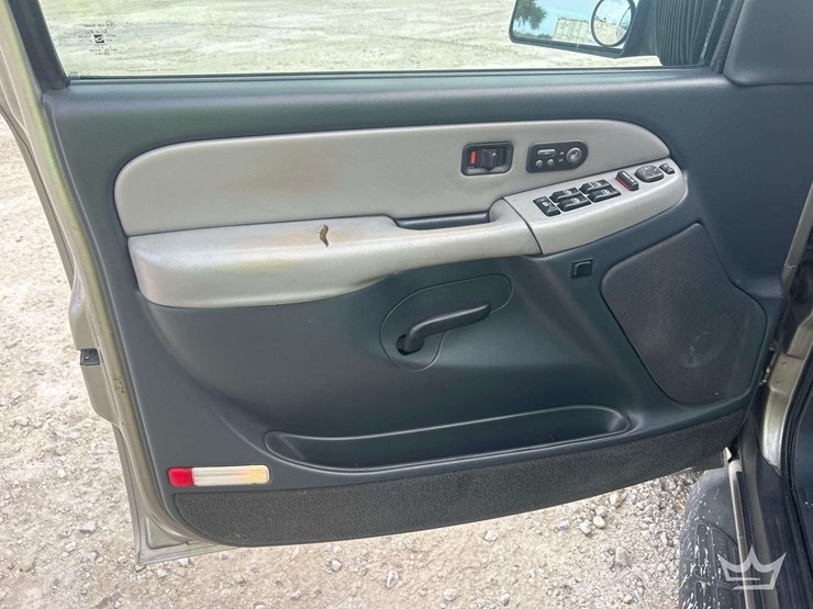 2001-chevrolet-suburban-suv-image-14