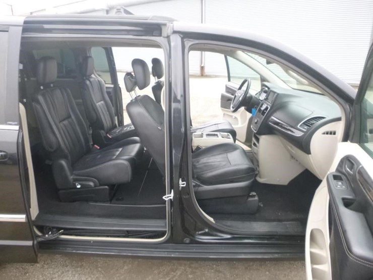 chrysler-town-&-country-image-8