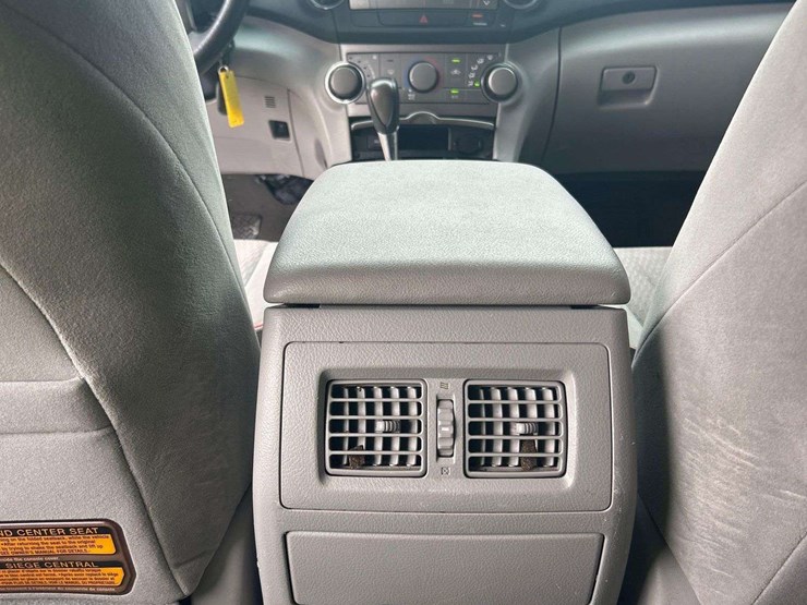 2010-toyota-highlander-suv-image-22