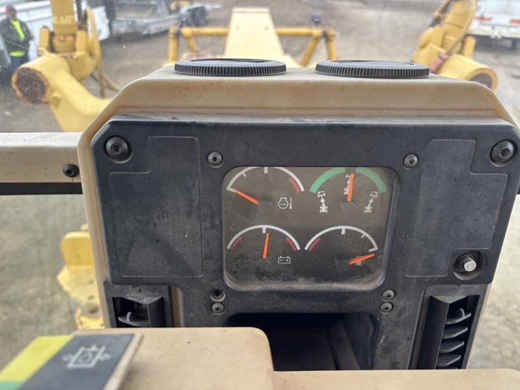 2006-caterpillar-143h-image-41