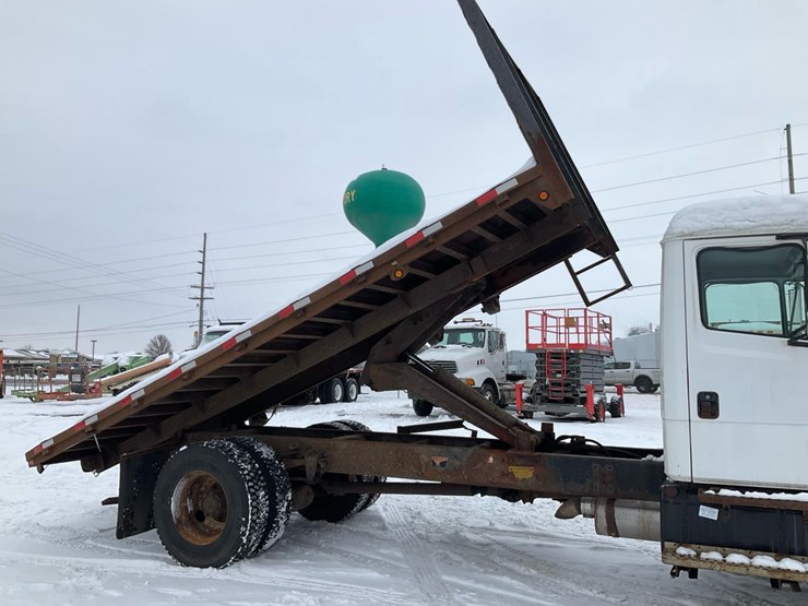 2000-freightliner-fl70-image-57