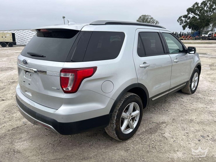 2016-ford-explorer-4wd-xlt-suv-image-3