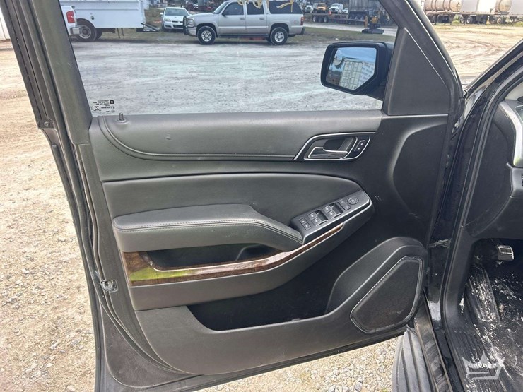 2019-chevrolet-tahoe-4x4-suv-image-14