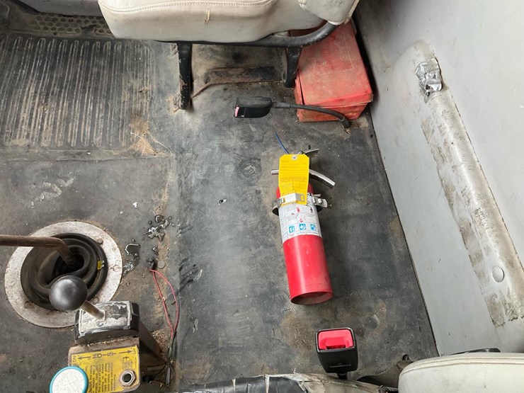 2000-freightliner-fl70-image-98