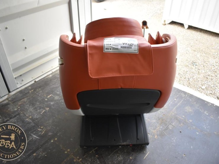 tpm-ergoflux-massage-chair,-orange-&-white,-usb-port,-shiatsu-&-kneading-image-4