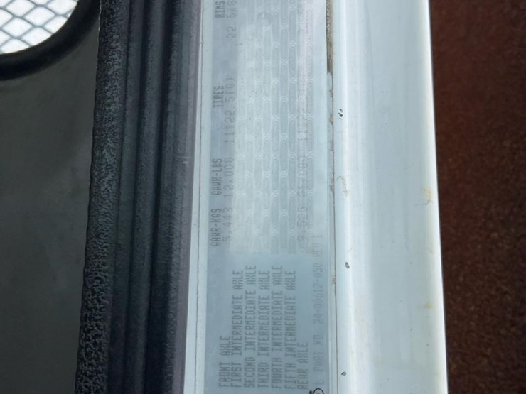 2000-freightliner-fl70-image-10