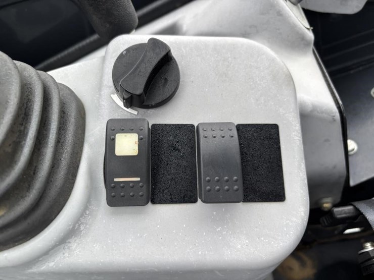 2022-deere-35g-image-35