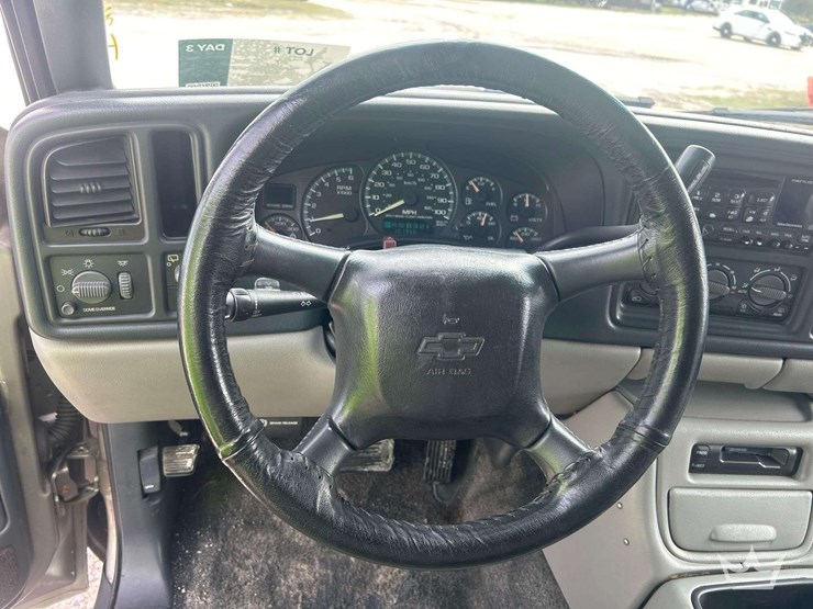 2001-chevrolet-suburban-suv-image-11