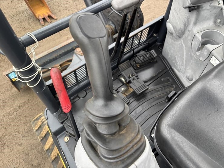 2022-deere-35g-image-30