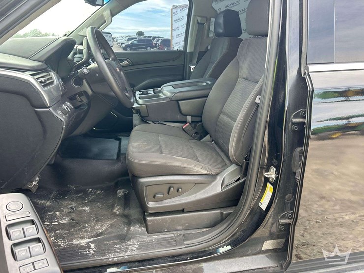 2019-chevrolet-tahoe-4x4-suv-image-13