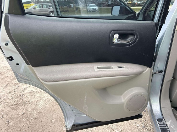 2014-nissan-rgue-suv-image-21