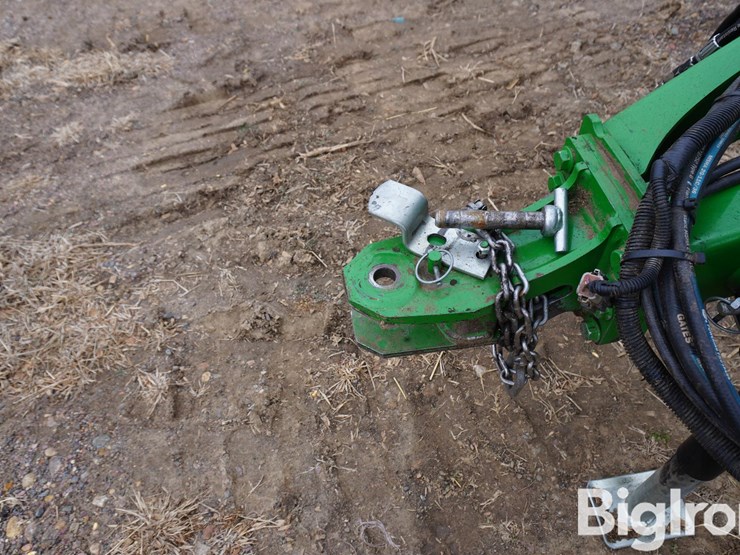 2024-john-deere-561m-image-9