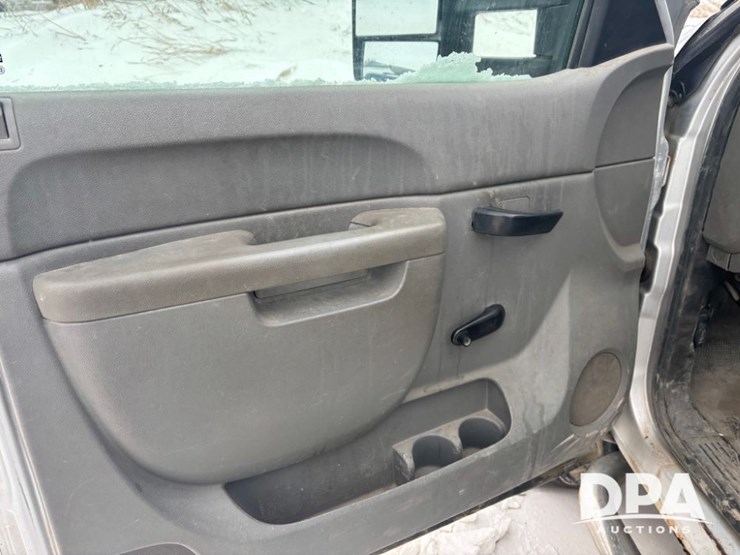 2011-chevrolet-3500hd-image-32