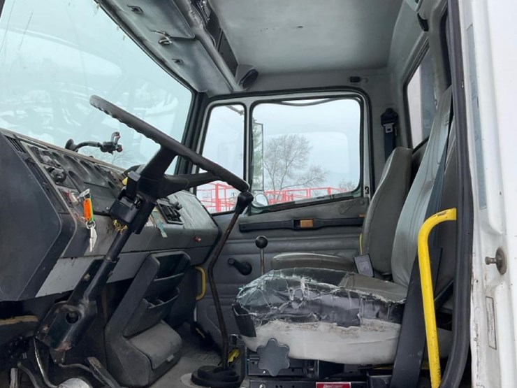 2000-freightliner-fl70-image-87