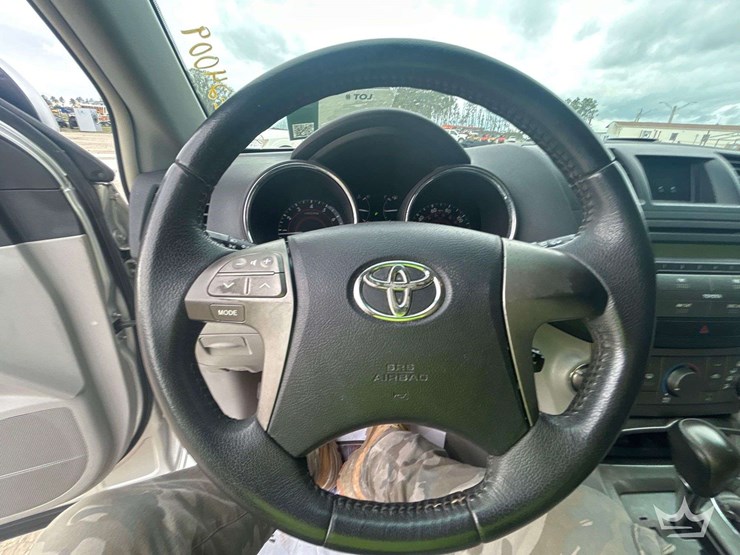 2010-toyota-highlander-suv-image-14