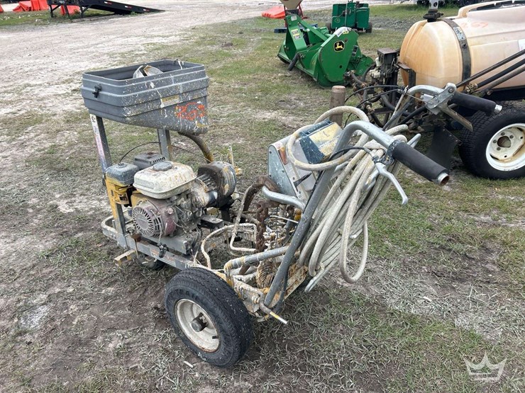 graco-gas-powered-portable-line-striper-image-4