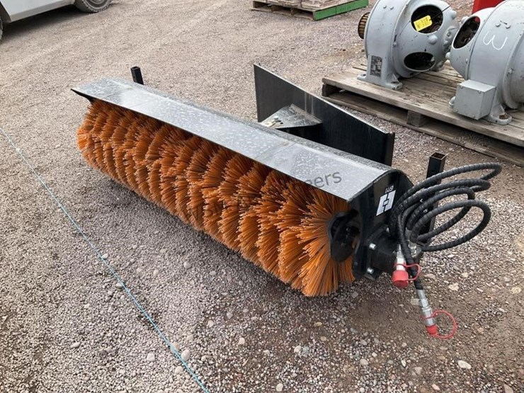 giyi-skid-steer-sweeper-attachment-image-1