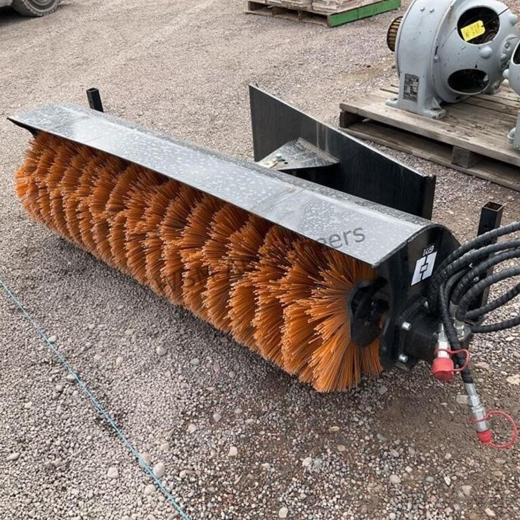 GIYI SKID STEER SWEEPER ATTACHMENT
