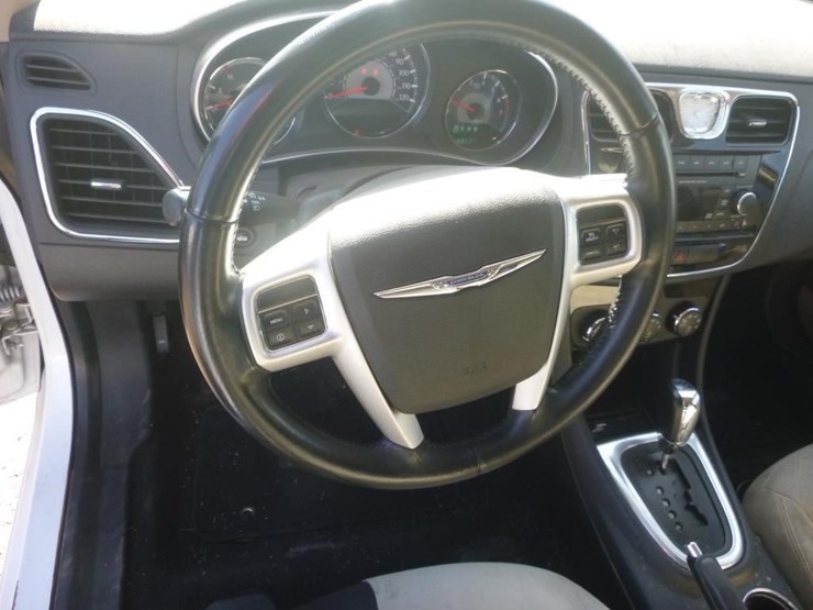 2013-chrysler-200-sedan-image-9