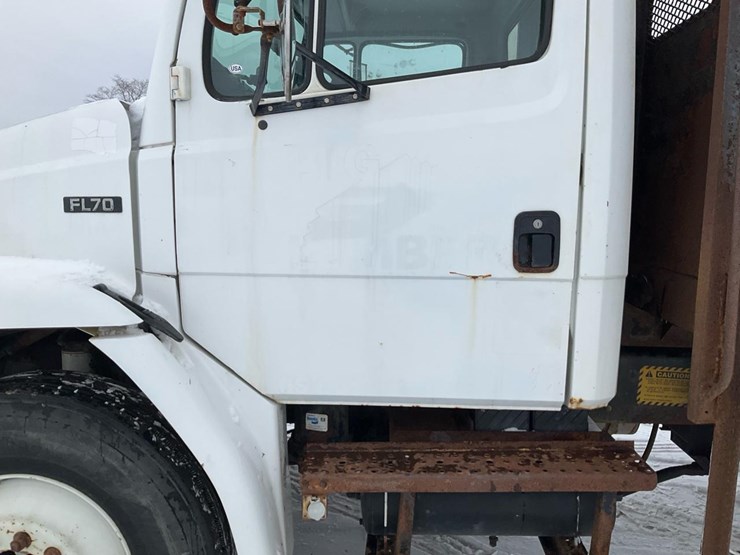 2000-freightliner-fl70-image-19