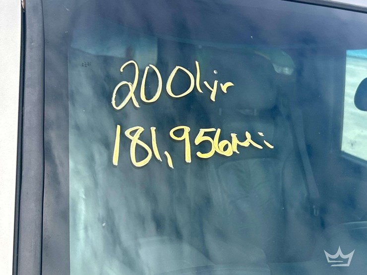 2001-chevrolet-suburban-suv-image-24