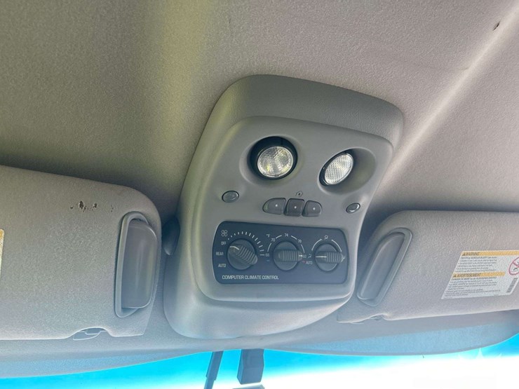 2001-chevrolet-suburban-suv-image-16